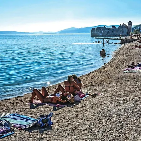 Three-bedroom In Kastel Gomilica Kastela