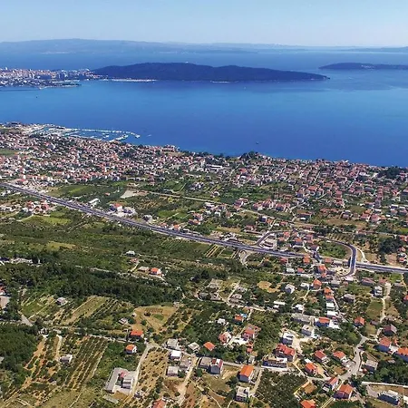 Three-bedroom In Kastel Gomilica