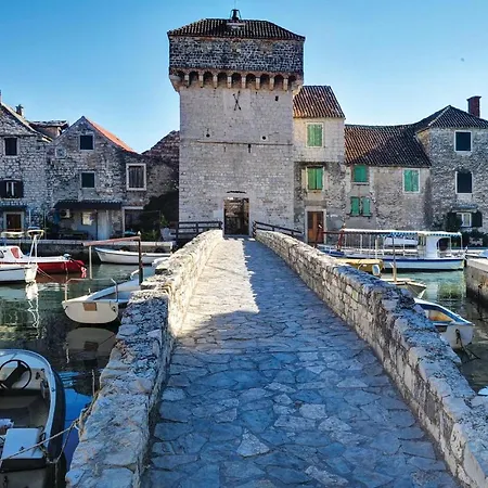 Three-bedroom In Kastel Gomilica Daire Kastela