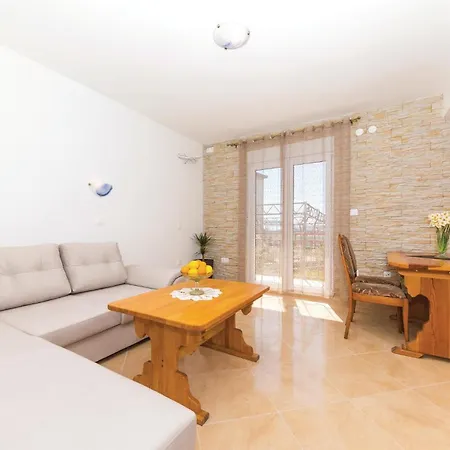 Three-bedroom In Kastel Gomilica Апартаменты *