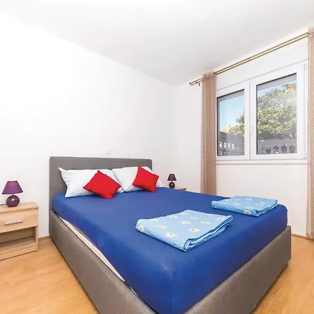 Апартаменты Three-bedroom In Kastel Gomilica *