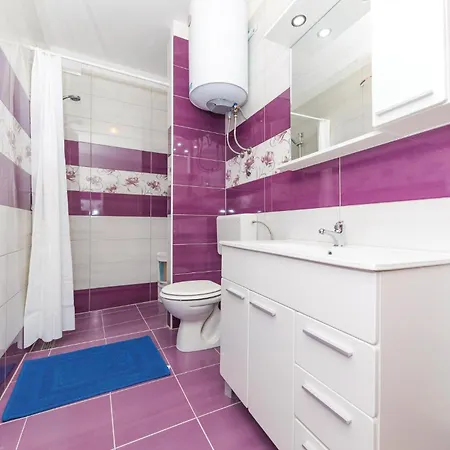 Three-bedroom In Kastel Gomilica Апартаменты Каштела